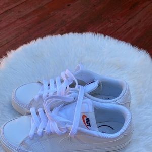 Women sneakers  Size 6  good condition, very clean. Casual shoes